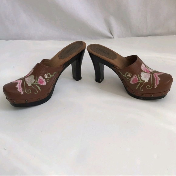 Stylish Brown Leather Clogs with Pink Floral Design - Picture 7 of 12
